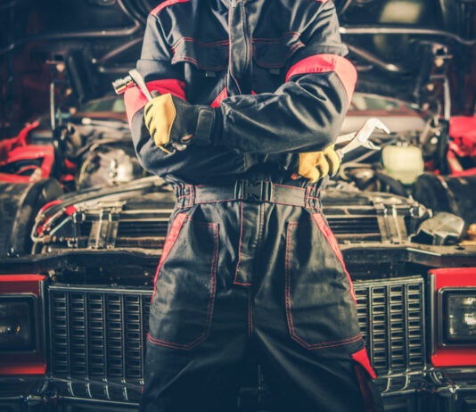 Selbst ist der Mann: Den eigenen Oldtimer kostengünstig reparieren