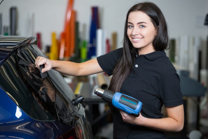 Auto selbst folieren? Kein Problem mit unseren Tipps!
