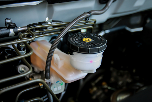 auto wartung Bremsflüssigkeit nachfüllen