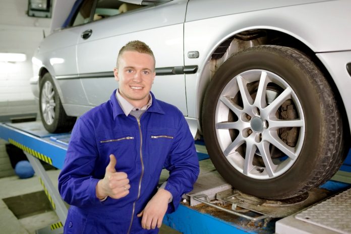 Wenn das Auto im Schlingerkurs fährt - So wechseln Sie Stoßdämpfer & Federn!