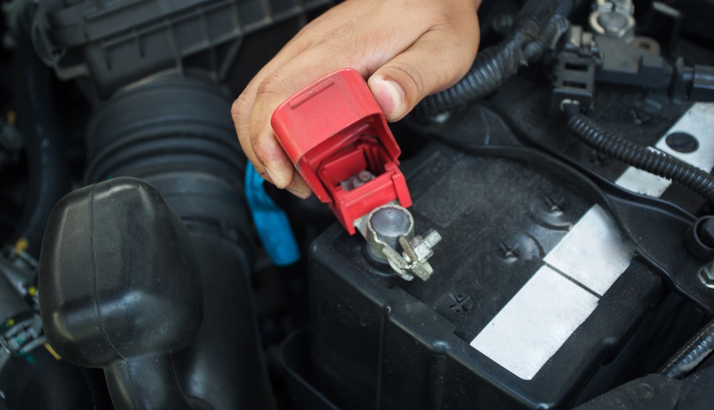 Autobatterie richtig überbrücken: So gehen Sie vor!