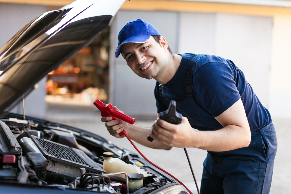 Auto überbrücken bei einem Autoservice