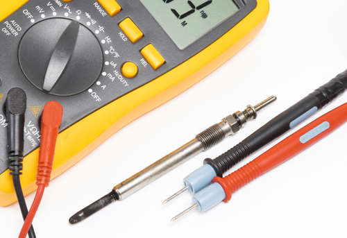Glühkerzen mit Multimeter durchmessen
