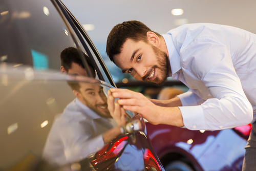 Der Dellentechniker: Er beseitigt Dellen und Beulen an jedem Auto