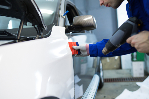 Der Dellentechniker: Er beseitigt Dellen und Beulen an jedem Auto