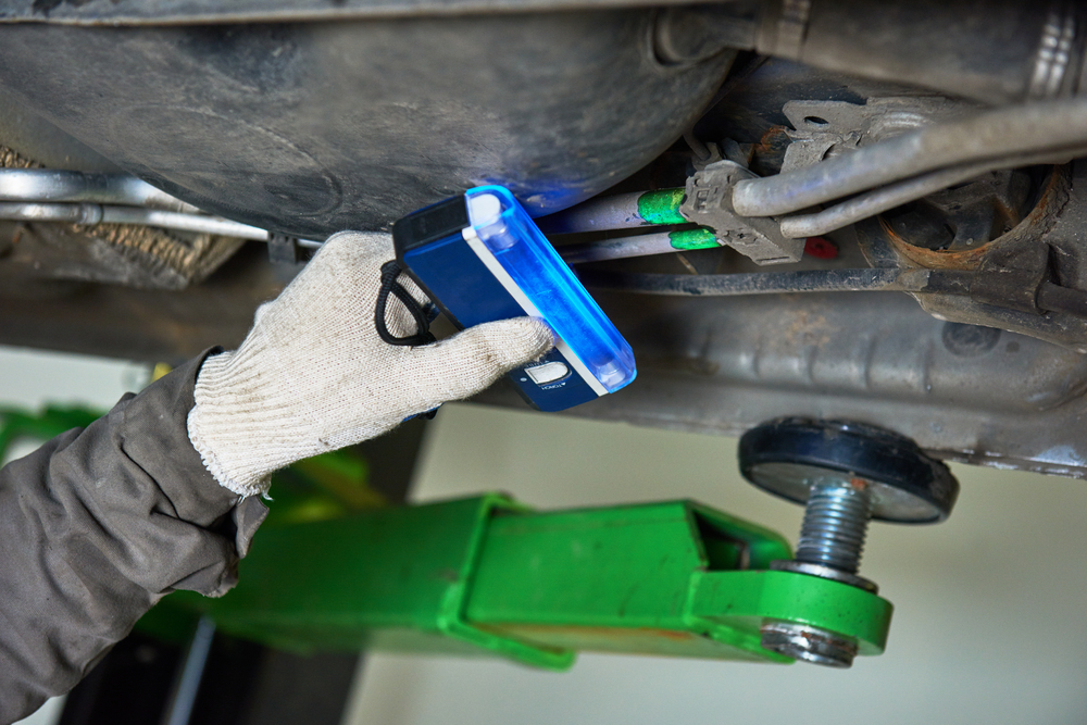 Das Kontrastmittel Flecken unter dem Auto
