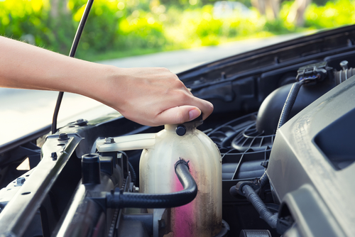 Kühlmittel Flecken unter dem Auto