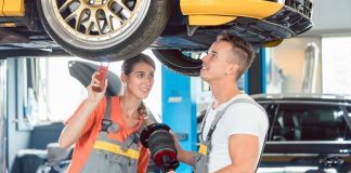 Alarmsignale beachten: Flecken unter dem Auto