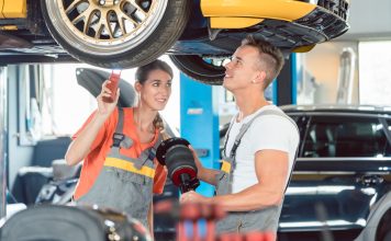 Alarmsignale beachten: Flecken unter dem Auto
