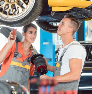 Alarmsignale beachten: Flecken unter dem Auto