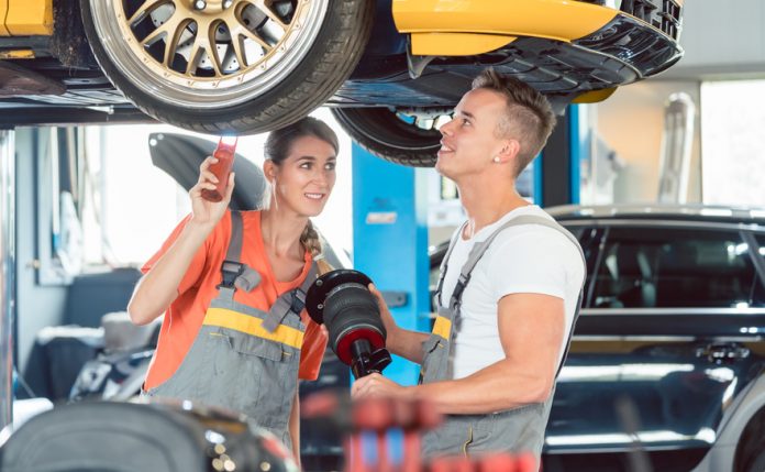 Alarmsignale beachten: Flecken unter dem Auto