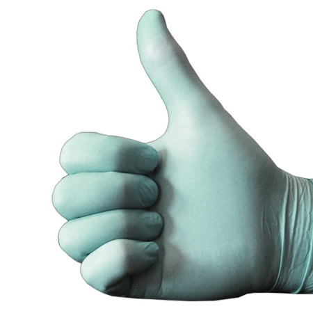 den Benzinfilter mit Einmal-Handschuhen austauschen