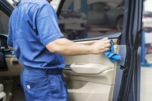 Auto Versiegelung mit der Vinyl-Pflege