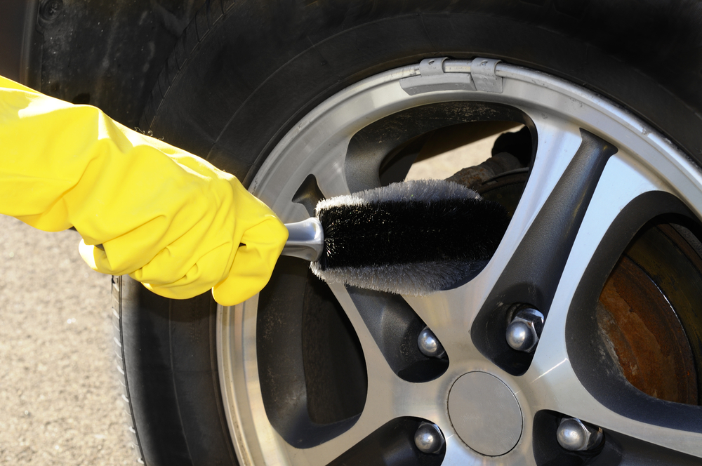 Auto-Felge putzen