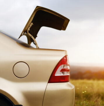 Quietschen vom Kofferraum-Dämpfer beseitigen – Tipps & Tricks Quietschen vom Kofferraum-Dämpfer beseitigen